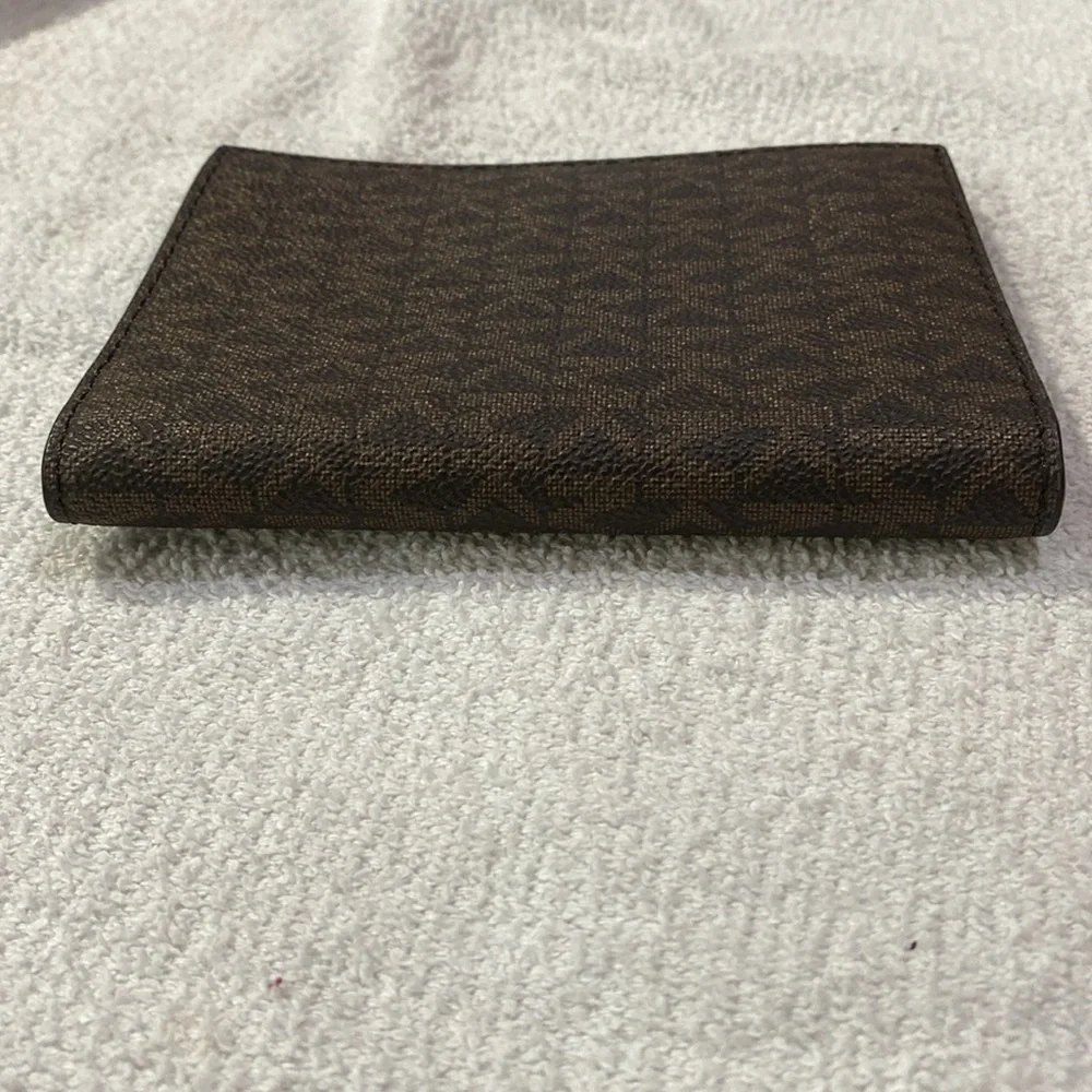 Michael Kors Jet Set Passport/Card Holder/Wallet - Picture 8 of 8